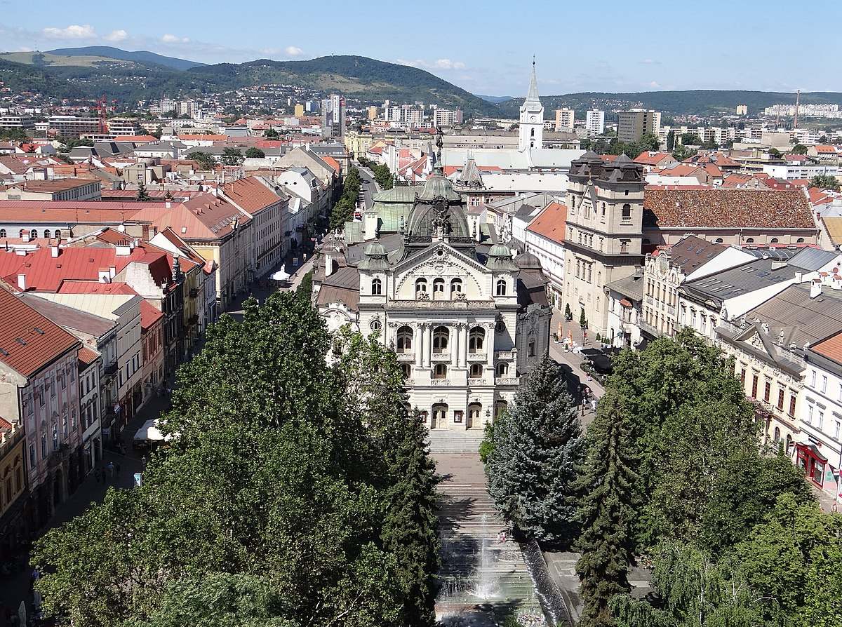 1200px-View_over_Old_Town_from_St._Elisabeth_Cathedral_Bell_Tower_-_Kosice_-_Slovakia_(36428414991)